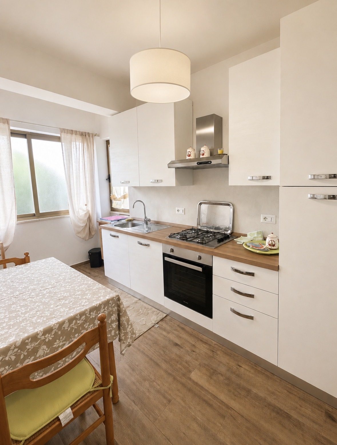 Cucina completa con forno e piano cottura