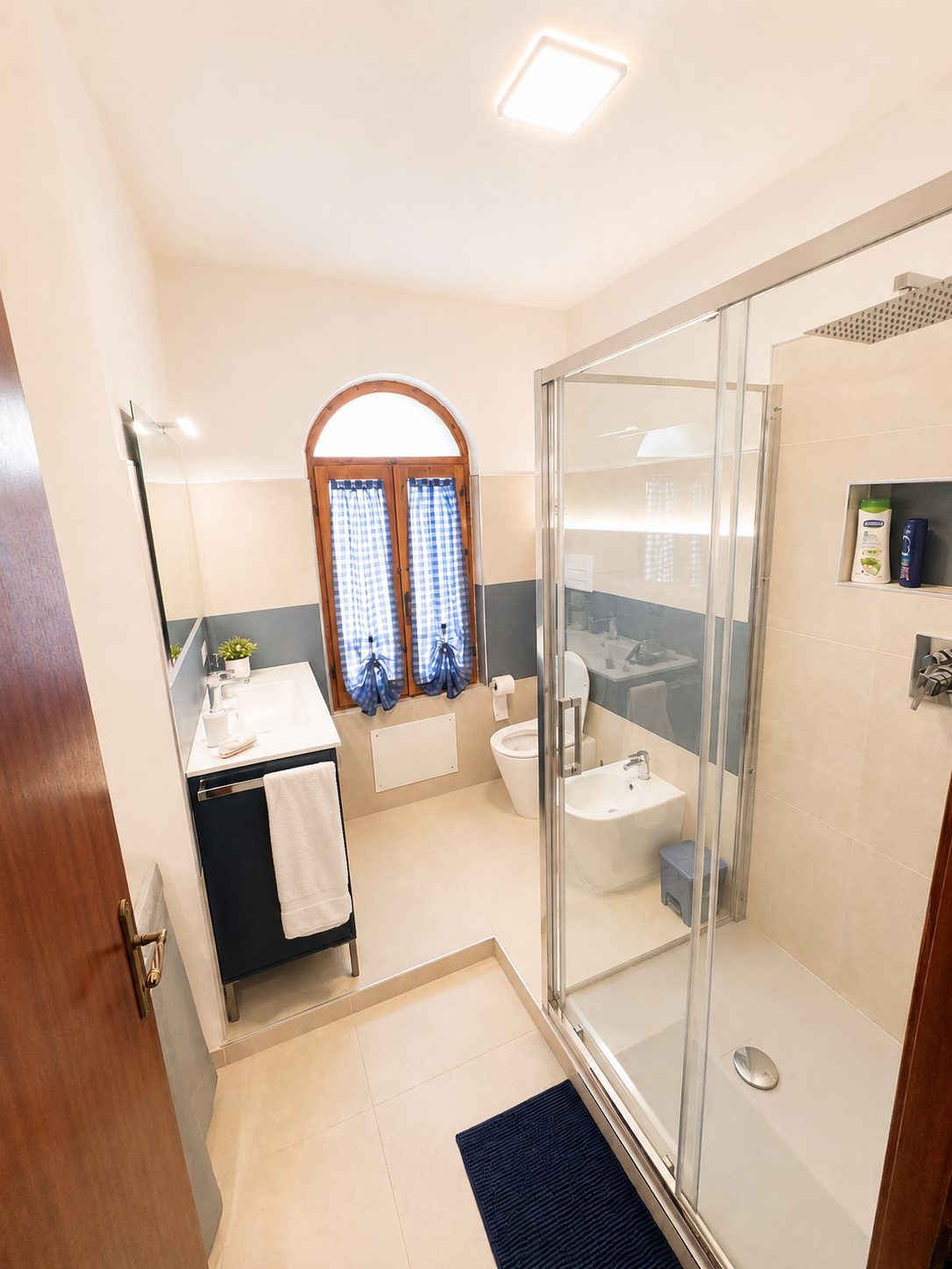 Bagno moderno con doccia e box in cristallo